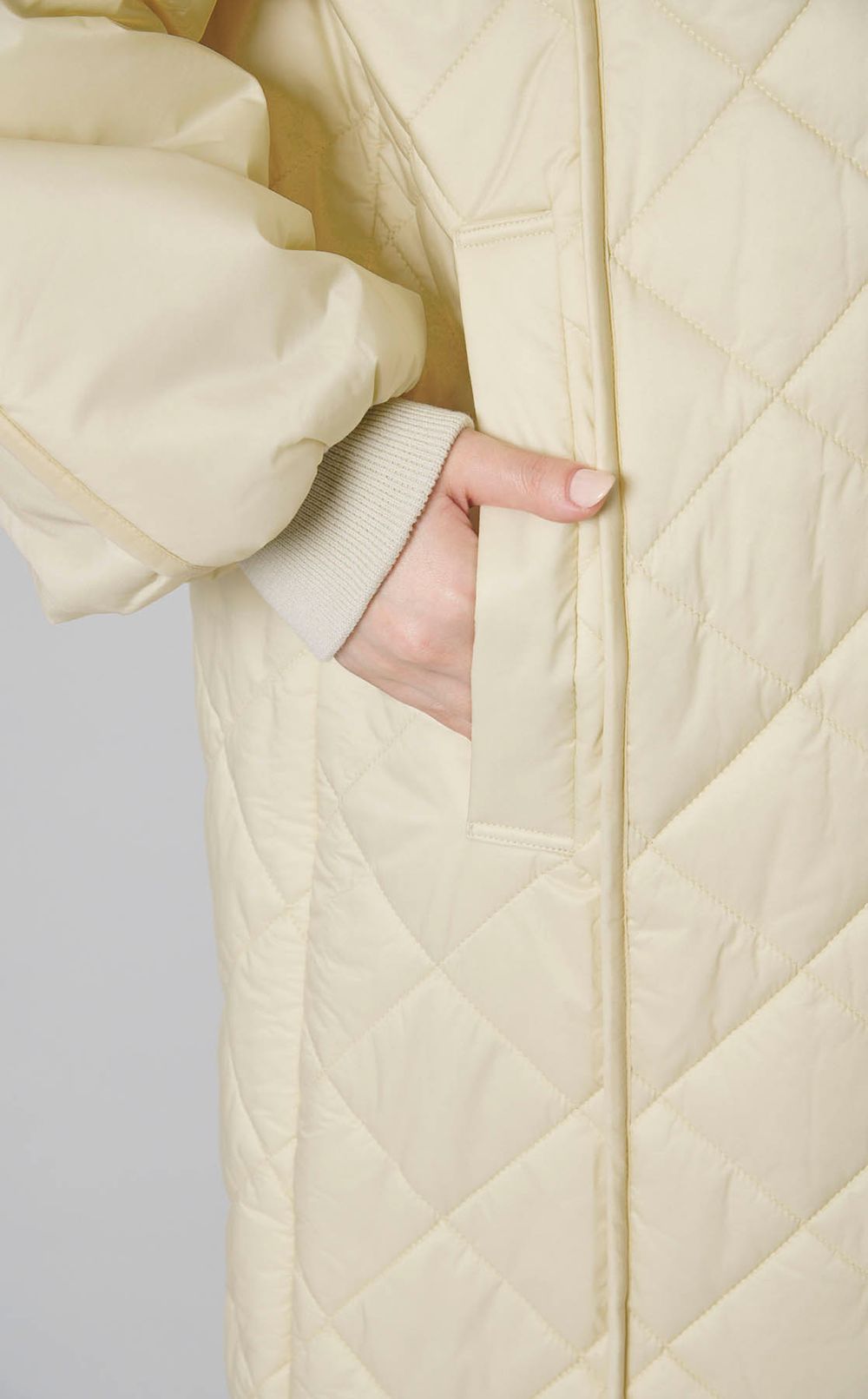 スタンドネックキルティングコート