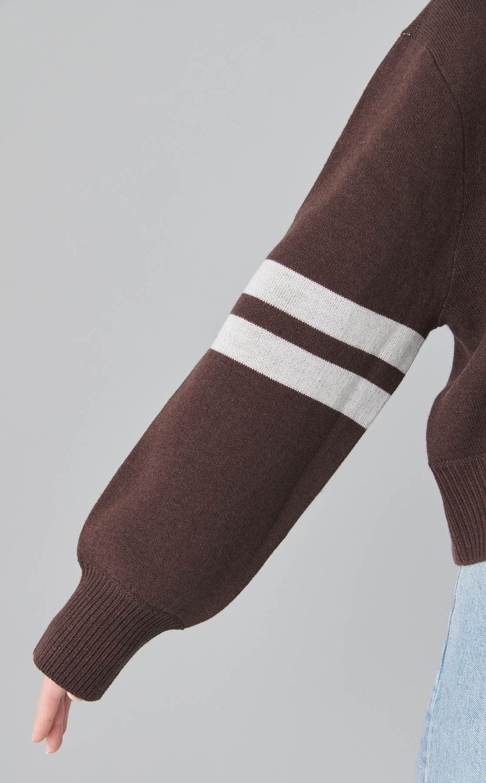 バックロゴVネッククロップカーディガン