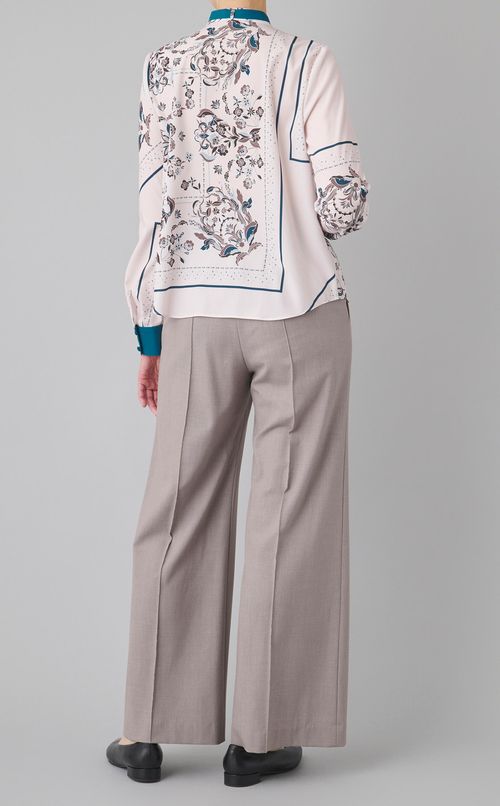 スカーフ柄ボウタイブラウス