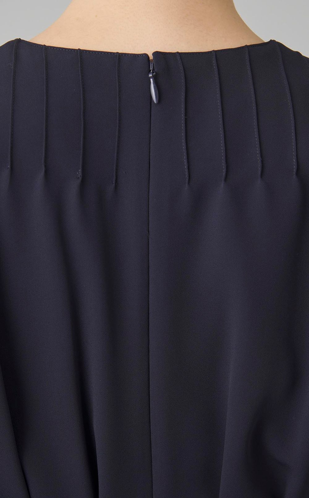 ピンタックVネックワンピース