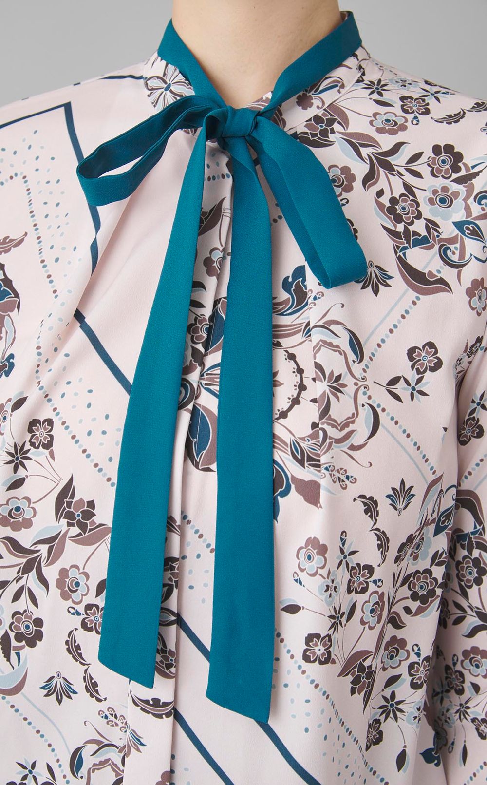 スカーフ柄ボウタイブラウス