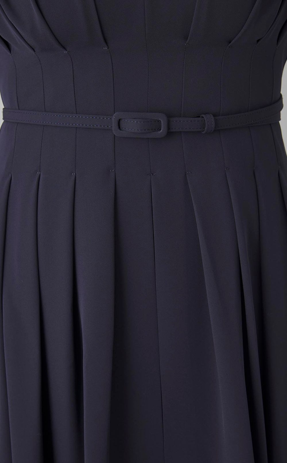 ピンタックVネックワンピース