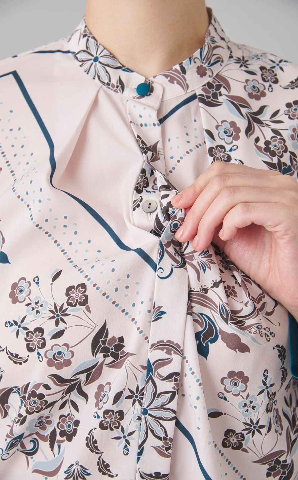 スカーフ柄ボウタイブラウス