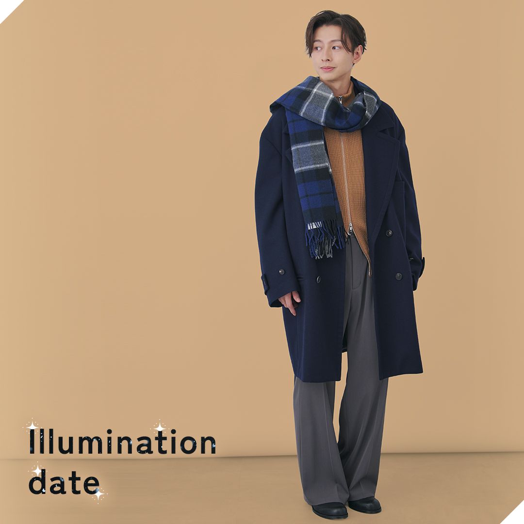 ネイビーコートにベージュのジップニット、グレーのスラックスを合わせた冬のデートコーデ