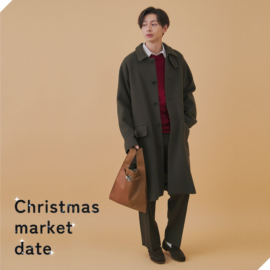 ブラウンコートにボルドーニット、ブラウンスラックスを合わせた冬のデートコーデ