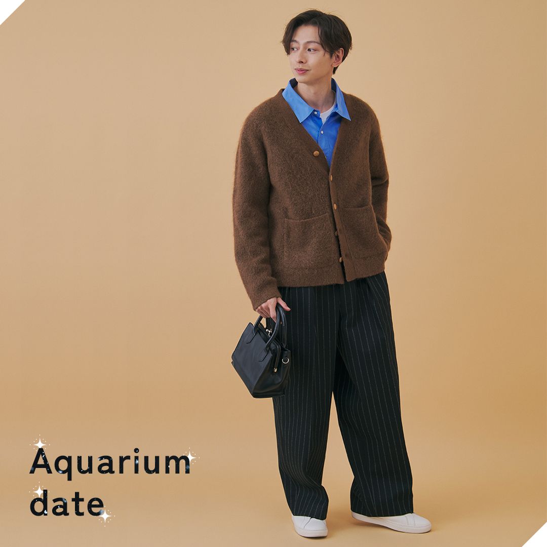 ブラウンカーディガンにブルーシャツ、ネイビーストライプパンツを合わせた冬のデートコーデ