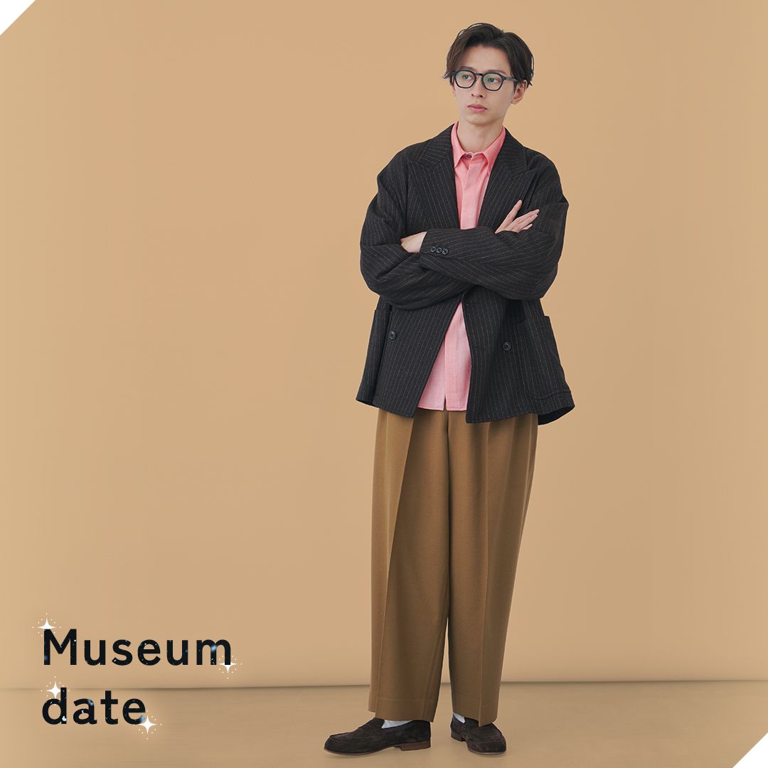 ブラックジャケットにピンクのグラデーションシャツ、キャメルのスラックスを合わせた冬のデートコーデ