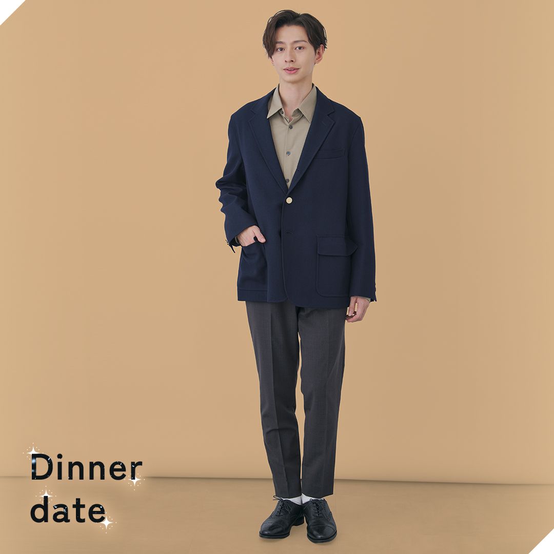 ネイビーブレザーにベージュのシャツ、ブラウンスラックスを合わせた冬のデートコーデ