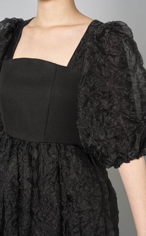 立体プリーツボリュームワンピース