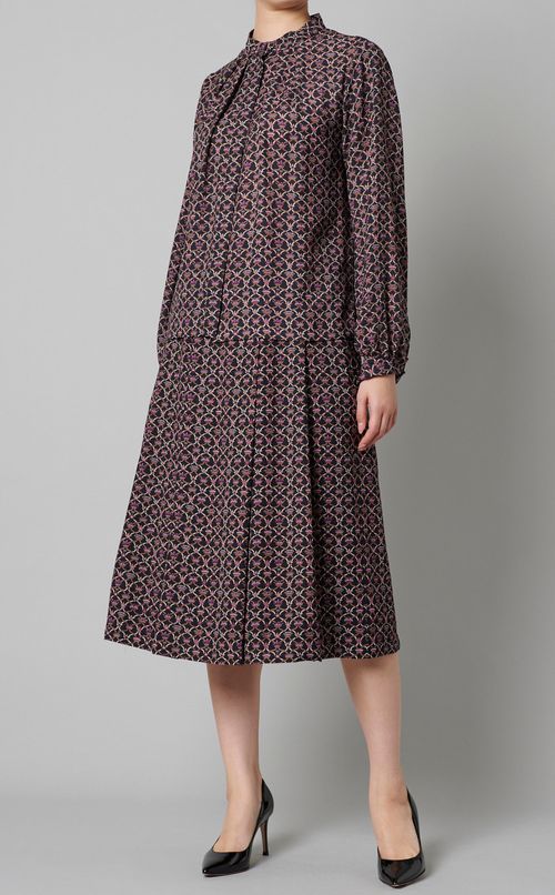 ロゴプリントスタンドカラーブラウス