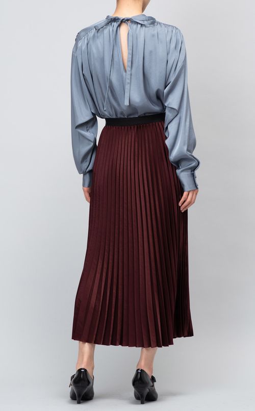 サテンプリーツスカート