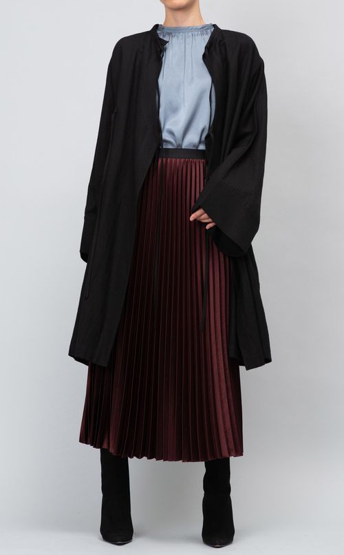 サテンプリーツスカート