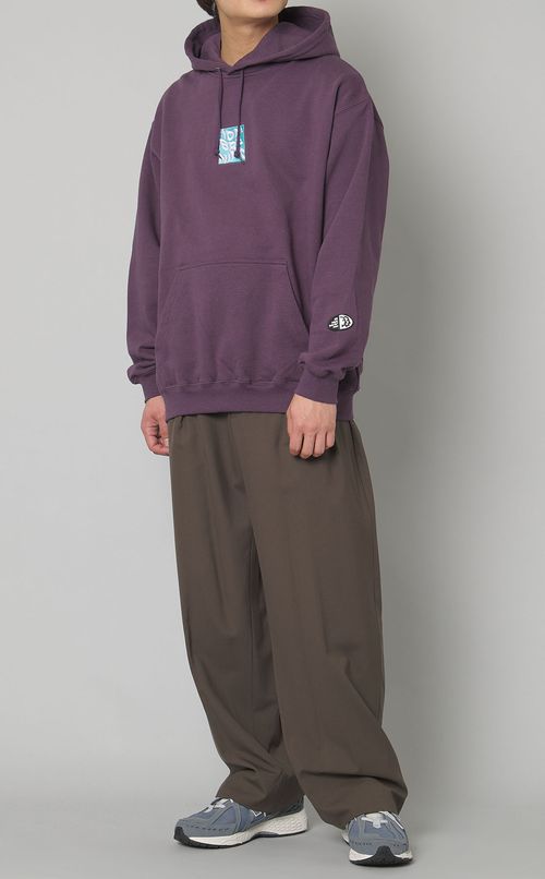 グラフィックエンブロイダリーフーディー