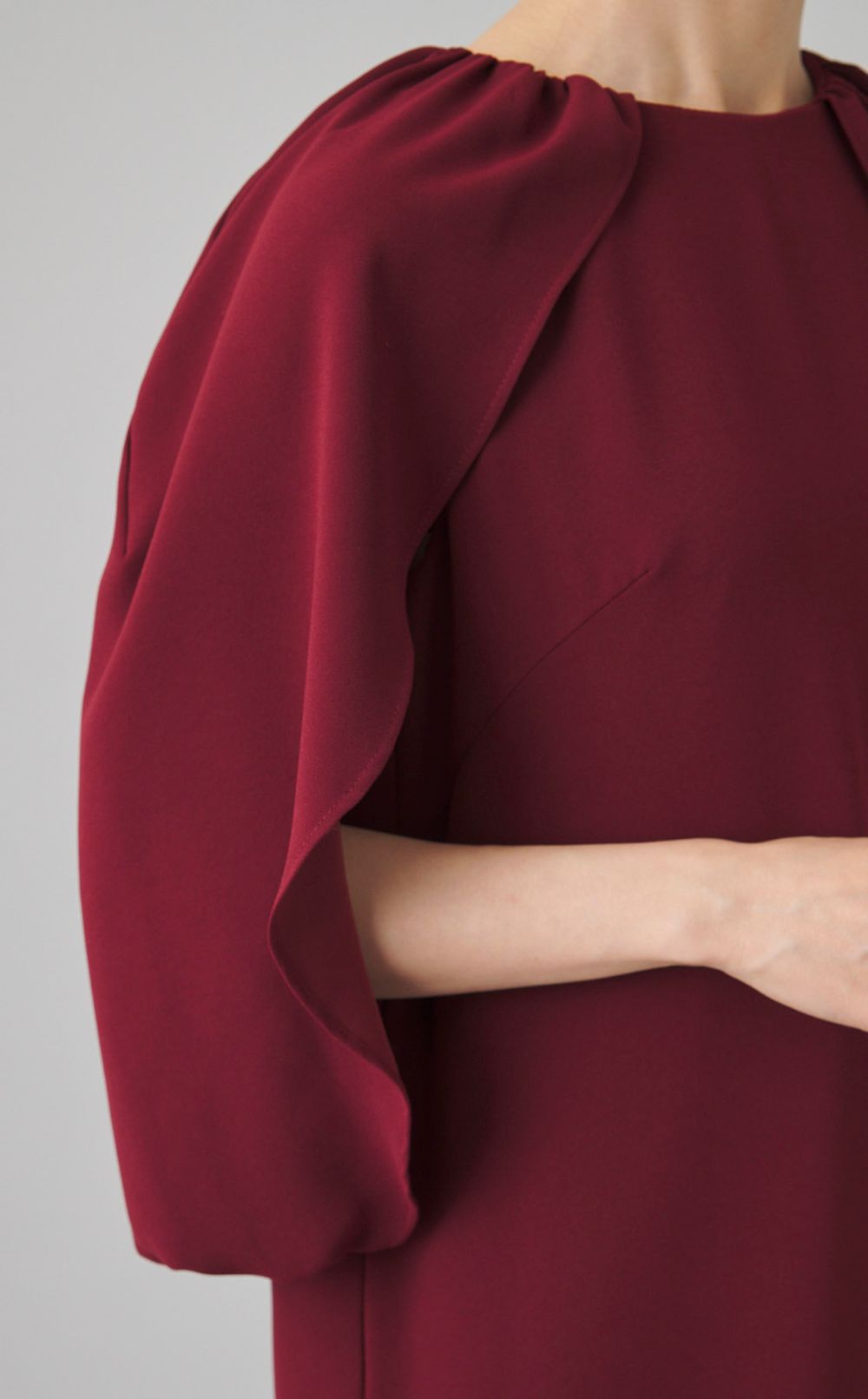 ケープスリーブギャザードレス