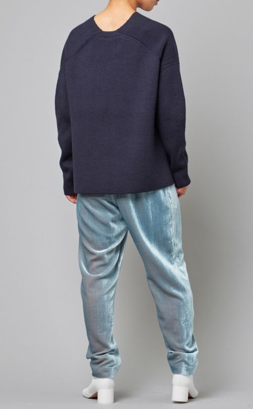 Vネックプルオーバーニット