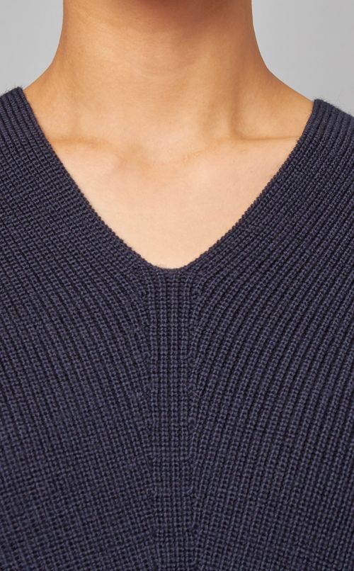 Vネックプルオーバーニット