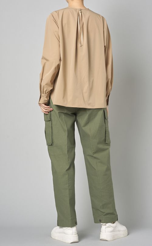 バックジッププルオーバーブラウス