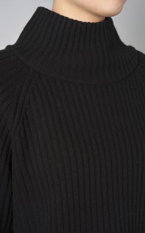 ラムミックスオフタートルニット