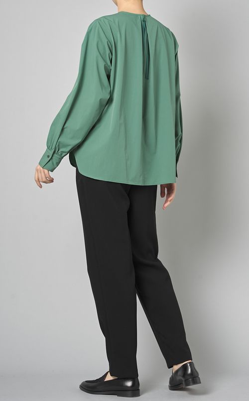 バックジッププルオーバーブラウス