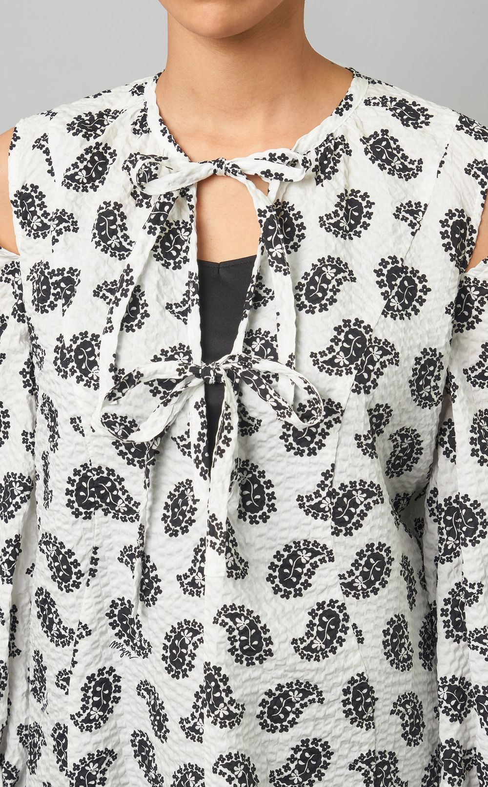 ペイズリーショルダースリットブラウス