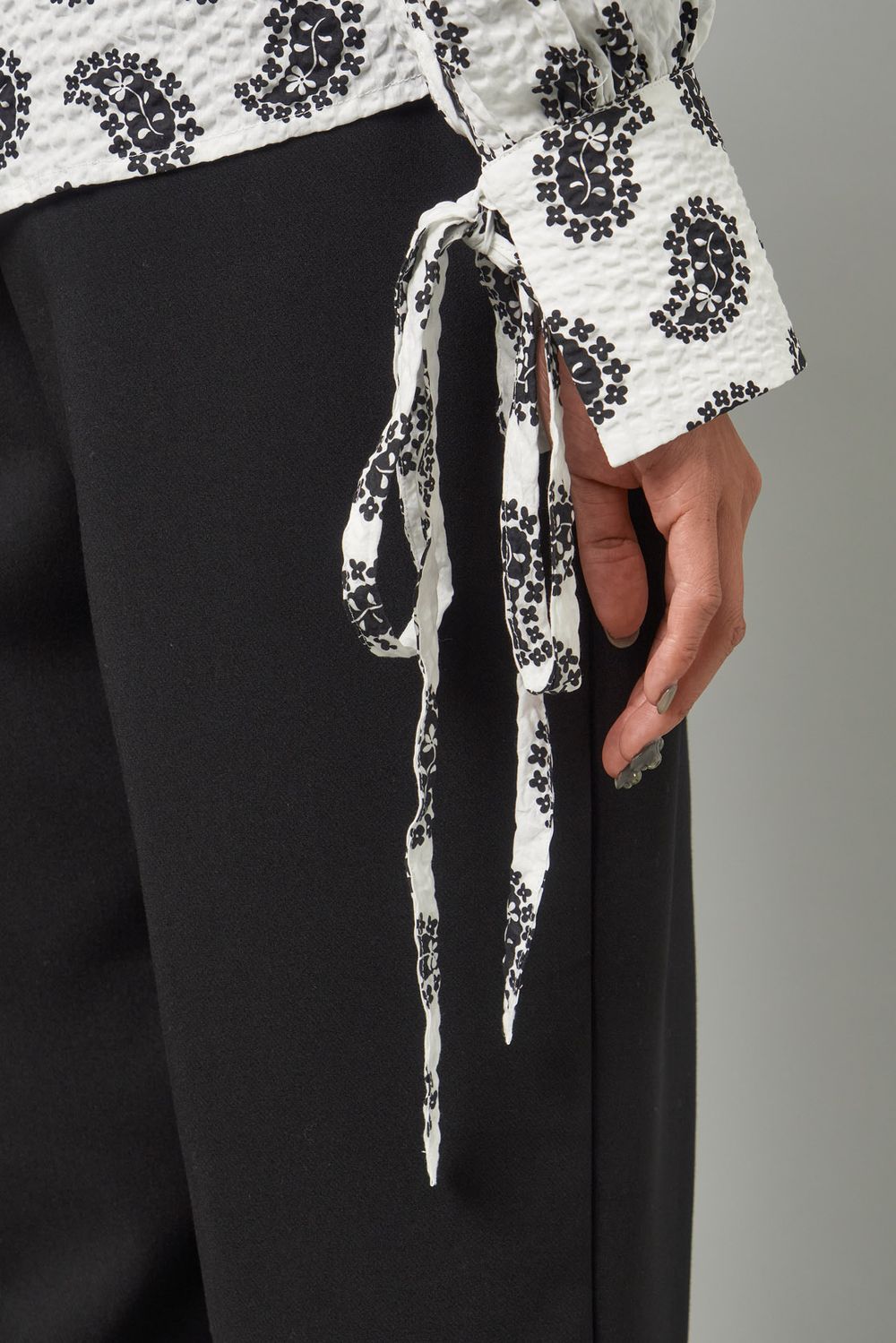 ペイズリーショルダースリットブラウス