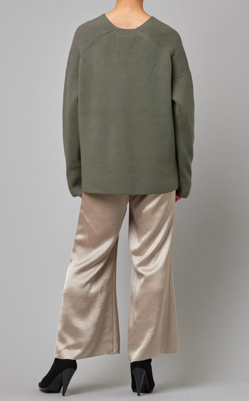 Vネックプルオーバーニット