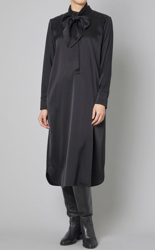 バンドカラーボウタイワンピース