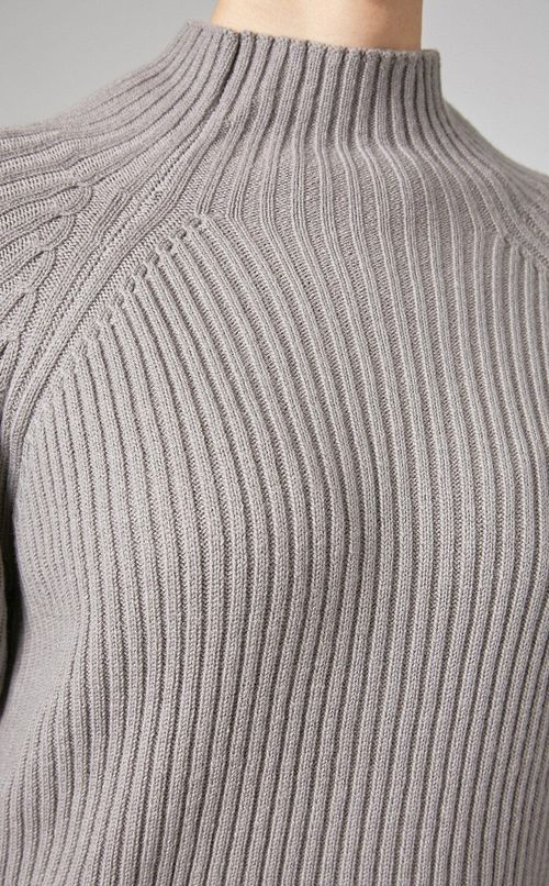 ハイネックリブニットプルオーバー