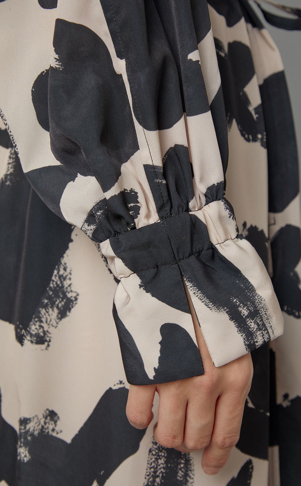 Vネックプリントワンピース