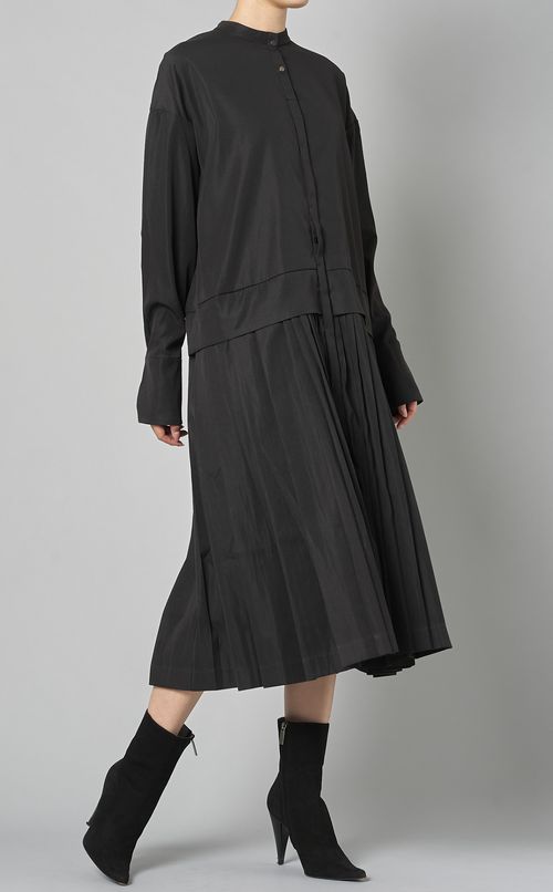 ノーカラープリーツワンピース