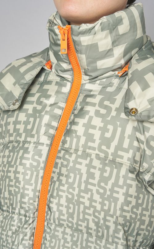 モノグラムロゴ中綿ダウンコート