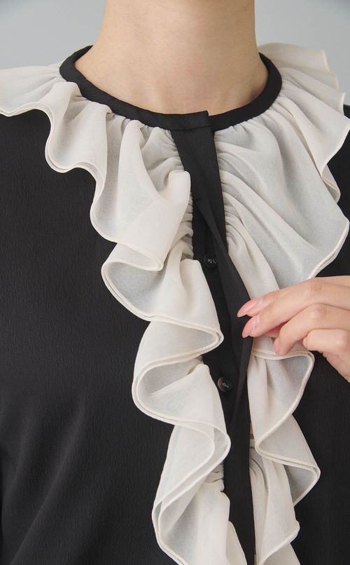 バイカラーラッフルブラウス