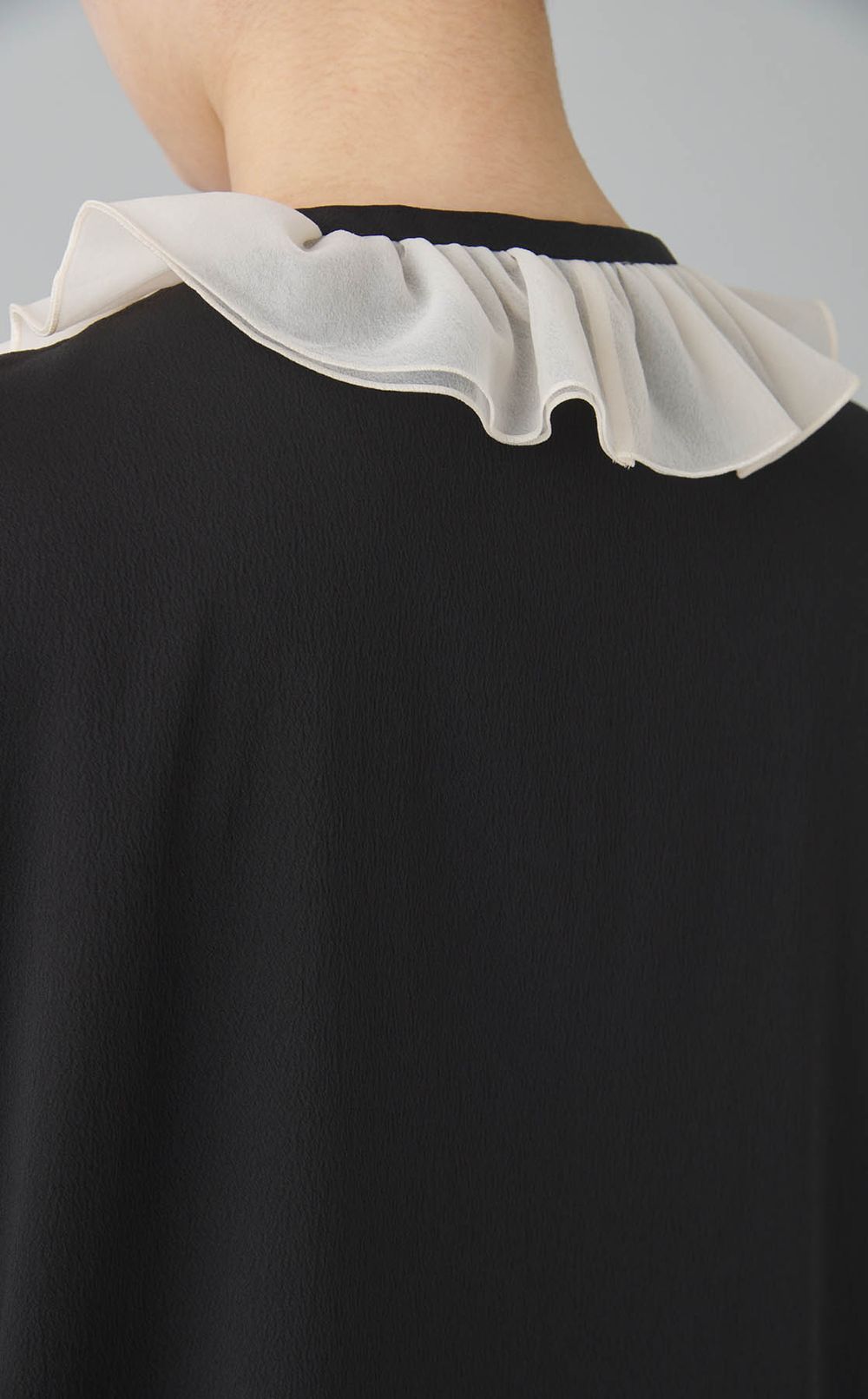 バイカラーラッフルブラウス