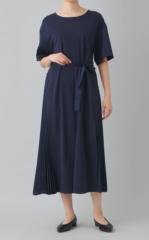 サイドプリーツクルーネックワンピース