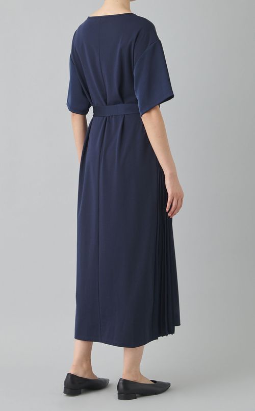 サイドプリーツクルーネックワンピース