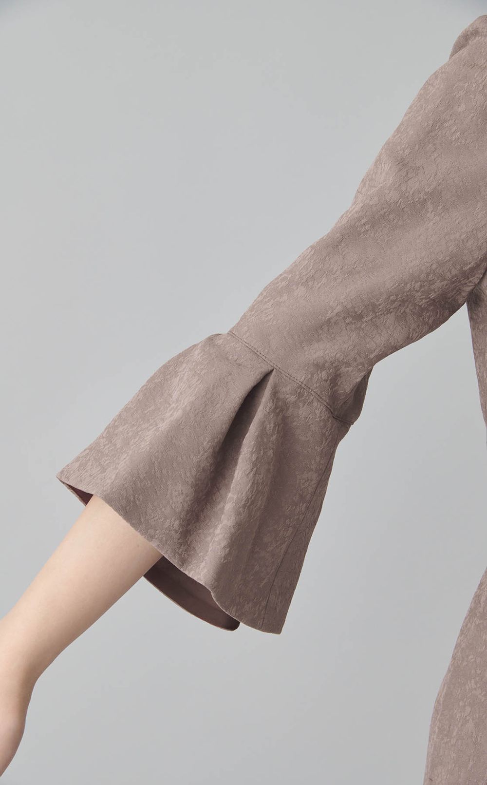 ジャガードフリルスリーブドレス