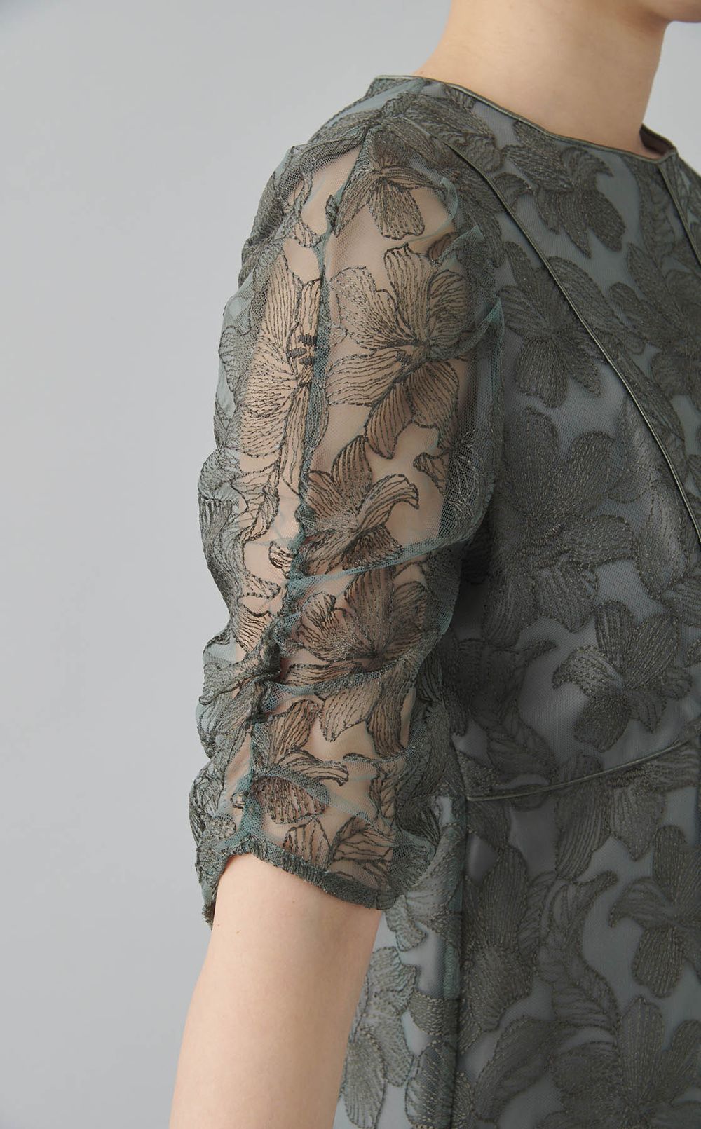 エンブロイダリーチュールドレス