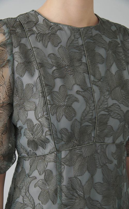 エンブロイダリーチュールドレス