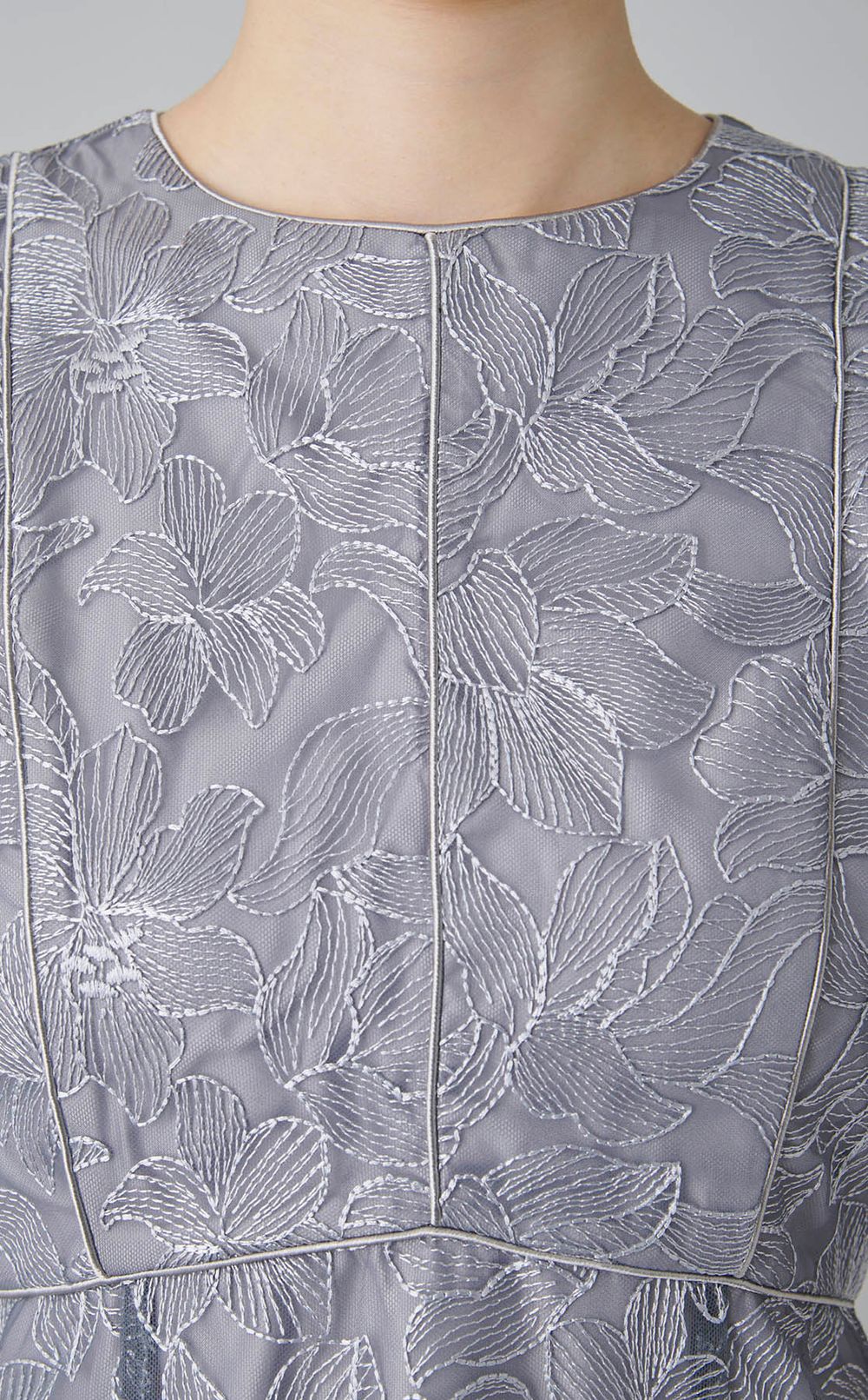 エンブロイダリーチュールドレス