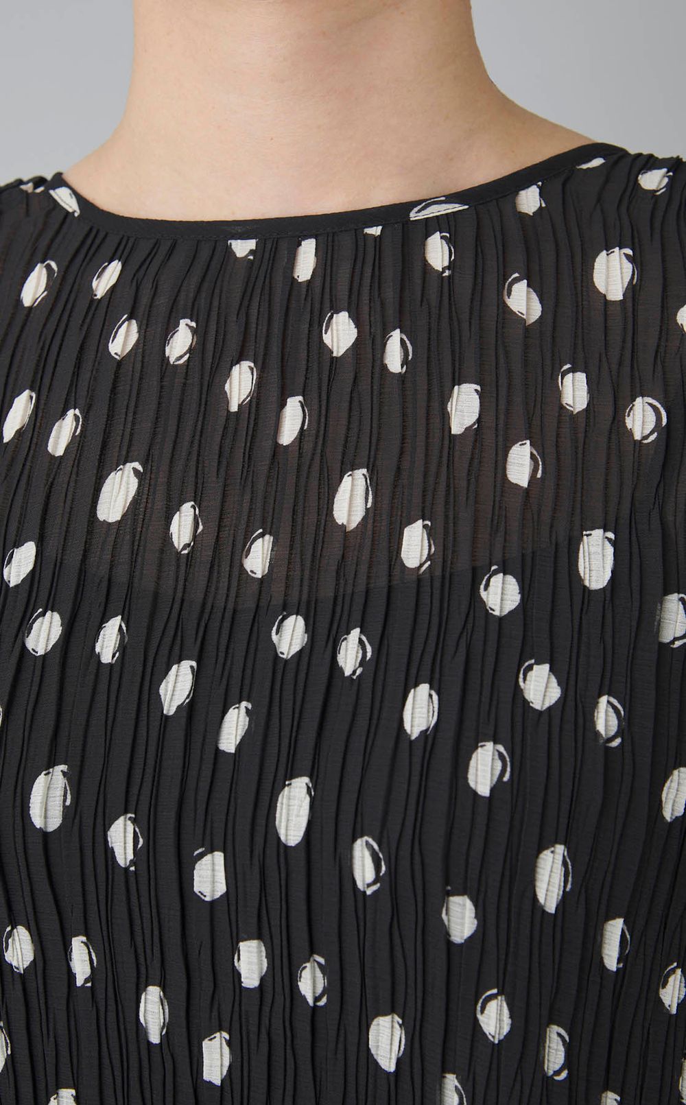 ドットシースループリーツブラウス