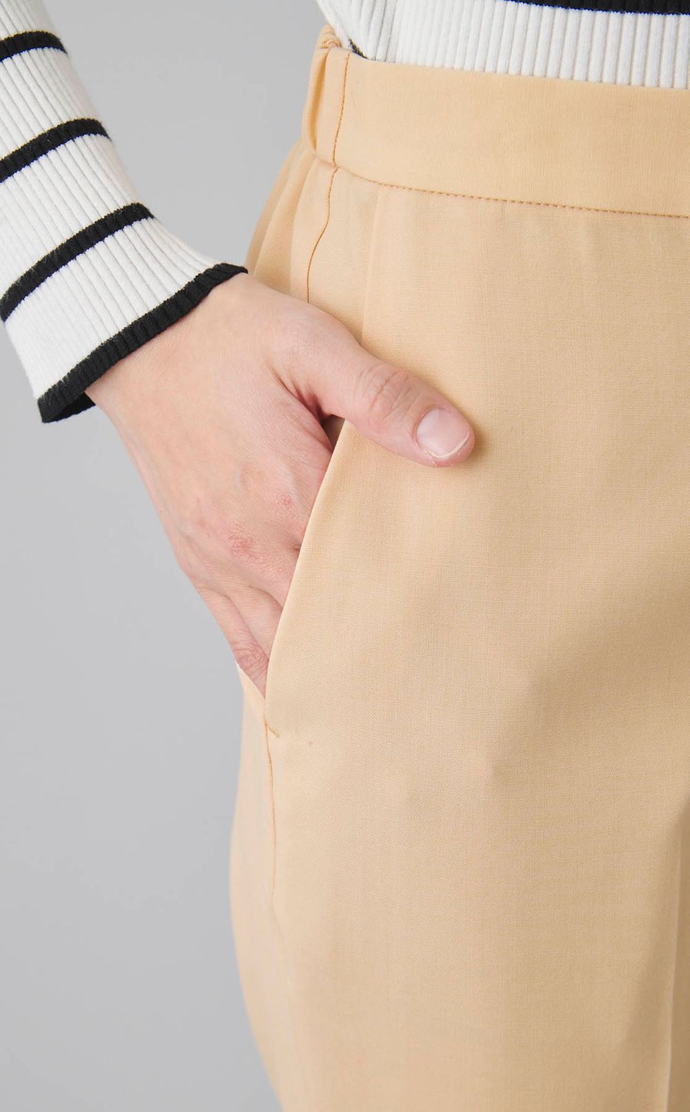 インサイドスリットスラックス