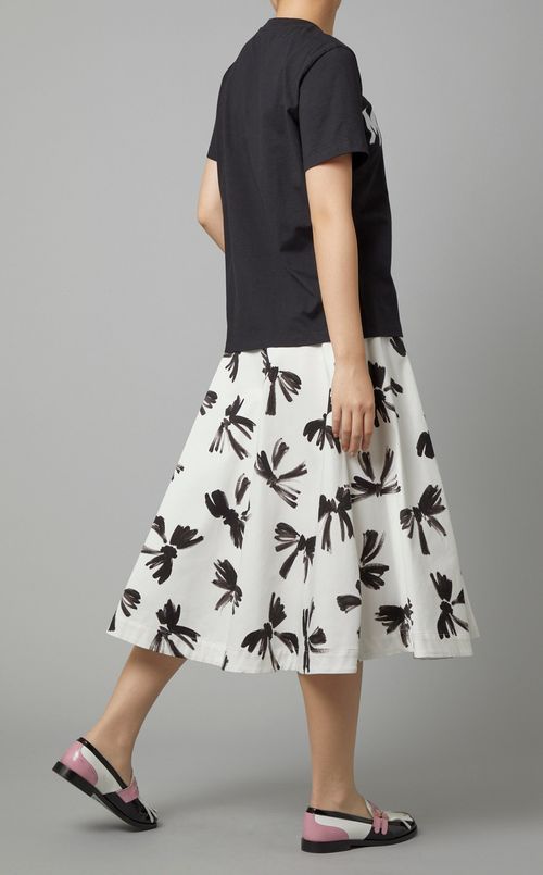 ホワイ卜ロゴクルーネックTシャツ