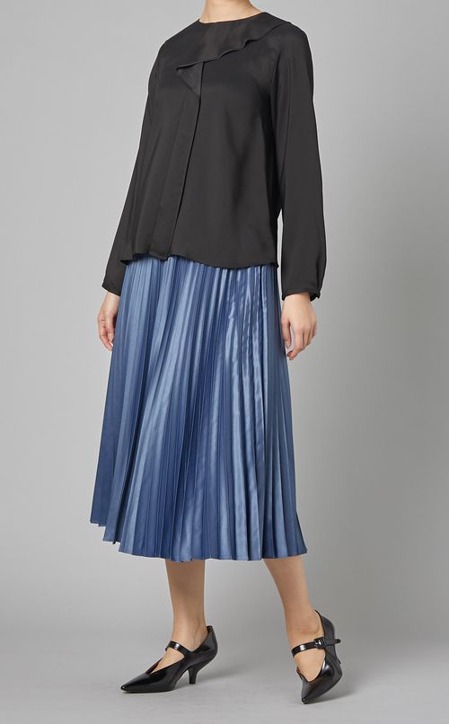 バックサテンラッフルブラウス