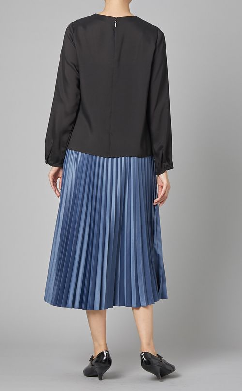 バックサテンラッフルブラウス