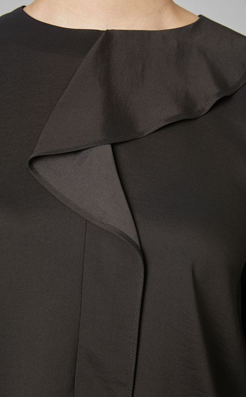 バックサテンラッフルブラウス