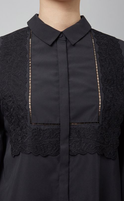 エンブロイダリーブラウス