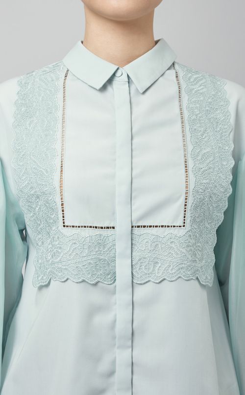 エンブロイダリーブラウス